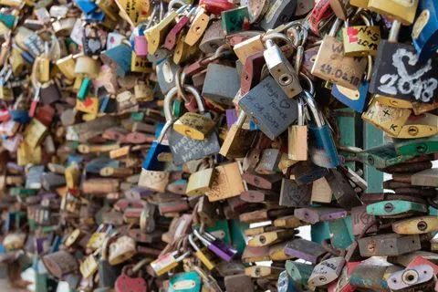 Vorhängeschlösser an einer Brücke als Symbol für Commitments